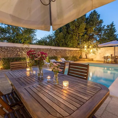 Courtyard With Pool 빌라 *