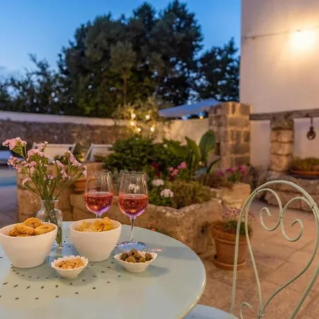 Courtyard With Pool Вилла *