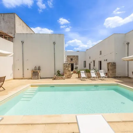 Courtyard With Pool 빌라 리케일