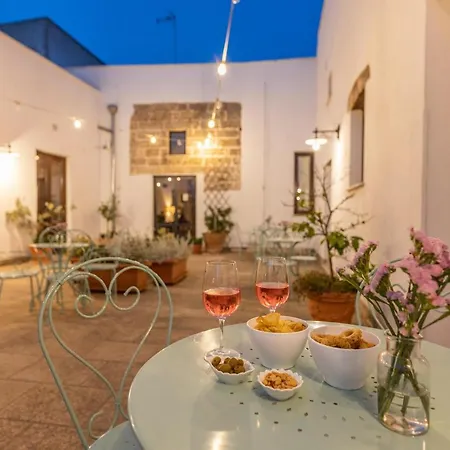 Courtyard With Pool 빌라