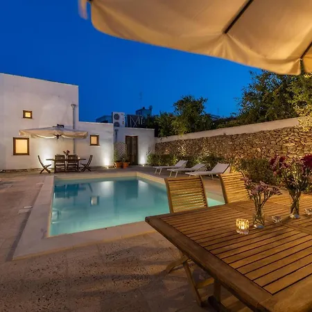 Courtyard With Pool * 리케일