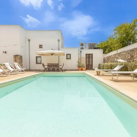 Вилла Courtyard With Pool Ракале