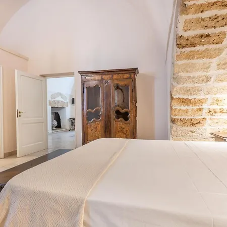 Courtyard With Pool 빌라