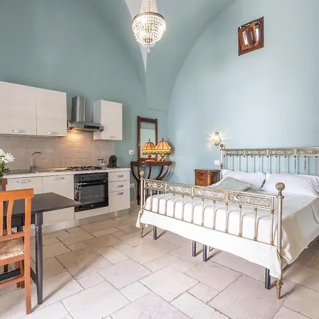 Courtyard With Pool 빌라 *