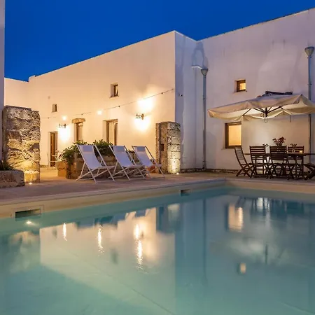 Courtyard With Pool 빌라 리케일