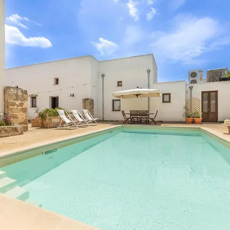 Courtyard With Pool 빌라 리케일