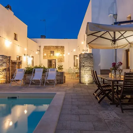 빌라 Courtyard With Pool